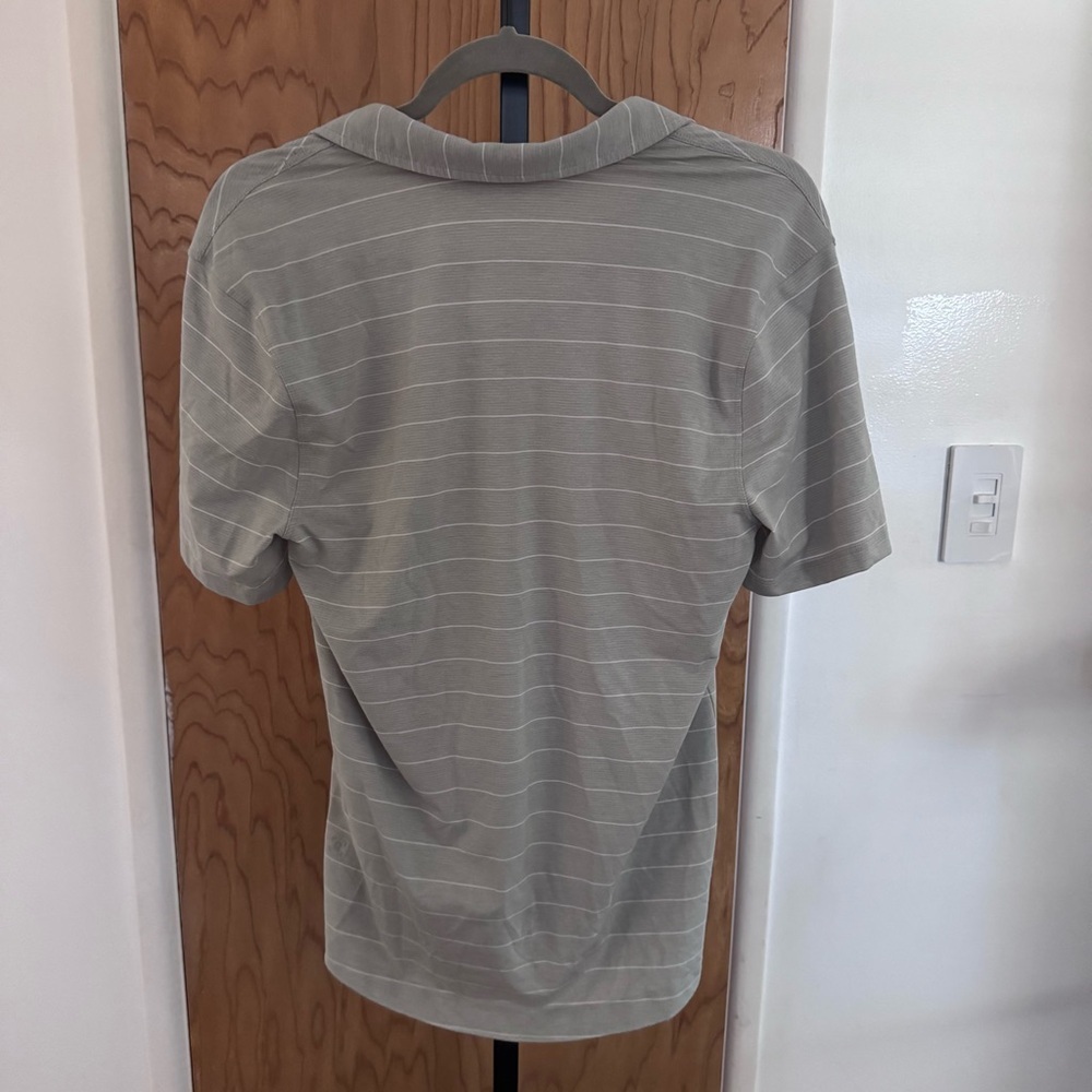 Lululemon men Light Gray Striped Short Sleeve Tee medium